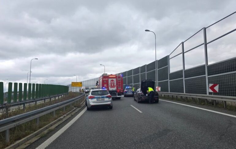 Tragiczny wypadek na węźle autostradowym Sośnica w Gliwicach. Zginęła 18-letnia pasażerka motocykla, a 19-letni kierowca został zabrany do szpitala śmigłowcem LPR.