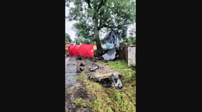 Tragiczny wypadek w Ślezanach na drodze wojewódzkiej nr 789. Samochód osobowy marki Renault zjechał na pobocze, uderzył w przepust, następnie w drzewo, a na końcu w ogrodzenie jednej z posesji. W wyniku poniesionych obrażeń mężczyzna poniósł śmierć na miejscu. Dwie pozostałe pasażerki - w tym dziecko - zostały przetransportowane do szpitala.
