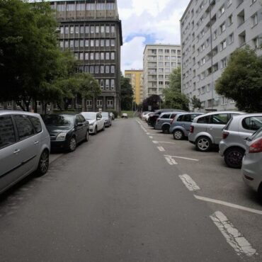 Od września do listopada na ulicach Katowic można będzie spotkać samochody wyposażone w kamery. Będą one rejestrować zajętość miejsc parkingowych – zarówno w dzień, jak i w nocy. To element badań prowadzonych przez Górnośląsko-Zagłębiowską Metropolię, realizowanych w porozumieniu z miastem Katowice.