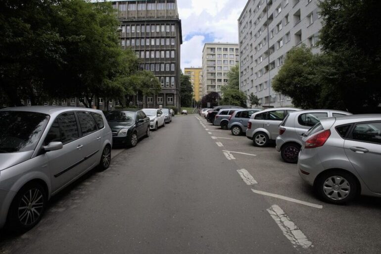 Od września do listopada na ulicach Katowic można będzie spotkać samochody wyposażone w kamery. Będą one rejestrować zajętość miejsc parkingowych – zarówno w dzień, jak i w nocy. To element badań prowadzonych przez Górnośląsko-Zagłębiowską Metropolię, realizowanych w porozumieniu z miastem Katowice.