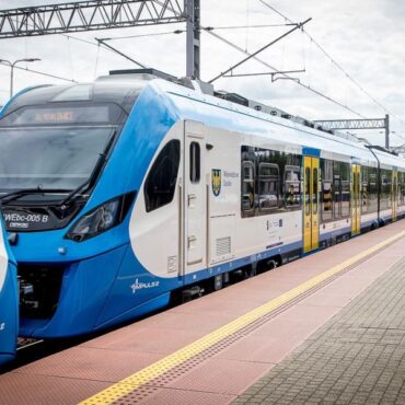 Koleje Śląskie i Województwo Śląskie dostaną w sumie ponad 250 mln zł z Krajowego Planu Odbudowy. To na nowe pociągi, które zamówiono w ubiegłym roku w firmie Newag. Umowa obejmują też serwis utrzymaniowy