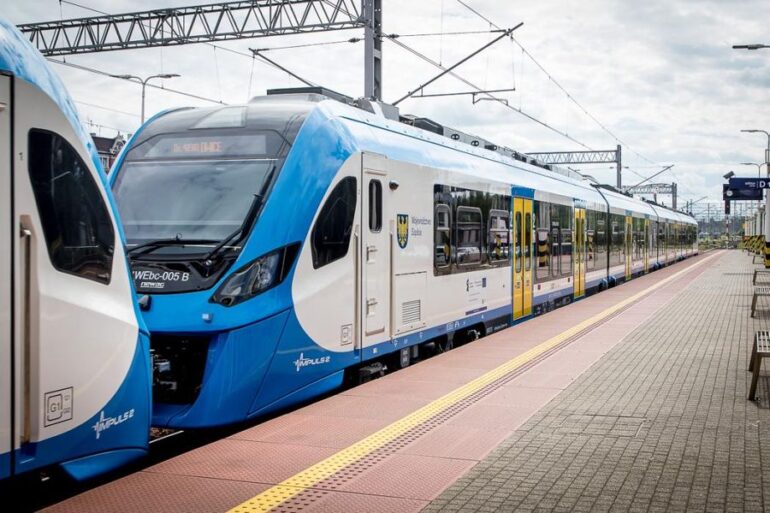 Koleje Śląskie i Województwo Śląskie dostaną w sumie ponad 250 mln zł z Krajowego Planu Odbudowy. To na nowe pociągi, które zamówiono w ubiegłym roku w firmie Newag. Umowa obejmują też serwis utrzymaniowy