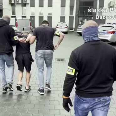 15 lat więzienia grozi sprawcom brutalnego rozboju w Dąbrowie Górniczej. Trzej napastnicy pobili mężczyznę przed sklepem. Potem wepchnęli go do auta i wywieźli do lasu, gdzie kolejny raz go pobili i okradli. Wszyscy sprawcy zostali zatrzymani przez policjantów i są już w areszcie.