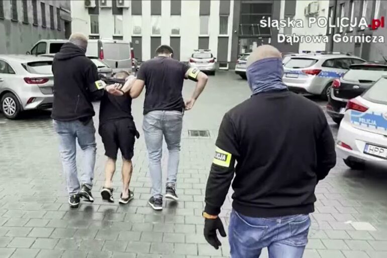 15 lat więzienia grozi sprawcom brutalnego rozboju w Dąbrowie Górniczej. Trzej napastnicy pobili mężczyznę przed sklepem. Potem wepchnęli go do auta i wywieźli do lasu, gdzie kolejny raz go pobili i okradli. Wszyscy sprawcy zostali zatrzymani przez policjantów i są już w areszcie.