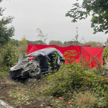 Śmiertelny wypadek w Mikołowie. W dzielnicy Mokre kierujący samochodem Renault Clio uderzył w drzewo, następnie zjechał na pobocze, gdzie doszło do pożaru pojazdu. 50-letni kierujący poniósł śmierć na miejscu.