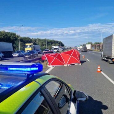 Wypadek na autostradzie A4. Na wysokości Rudy Śląskiej w kierunku Wrocławia, kierujący samochodem osobowym zjechał na lewy skrajny pas ruchu, ocierając pojazdem o bariery energochłonne. Kierowca był reanimowany. Nie udało się go uratować.