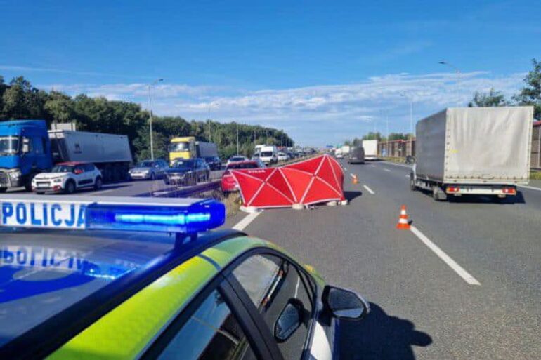 Wypadek na autostradzie A4. Na wysokości Rudy Śląskiej w kierunku Wrocławia, kierujący samochodem osobowym zjechał na lewy skrajny pas ruchu, ocierając pojazdem o bariery energochłonne. Kierowca był reanimowany. Nie udało się go uratować.