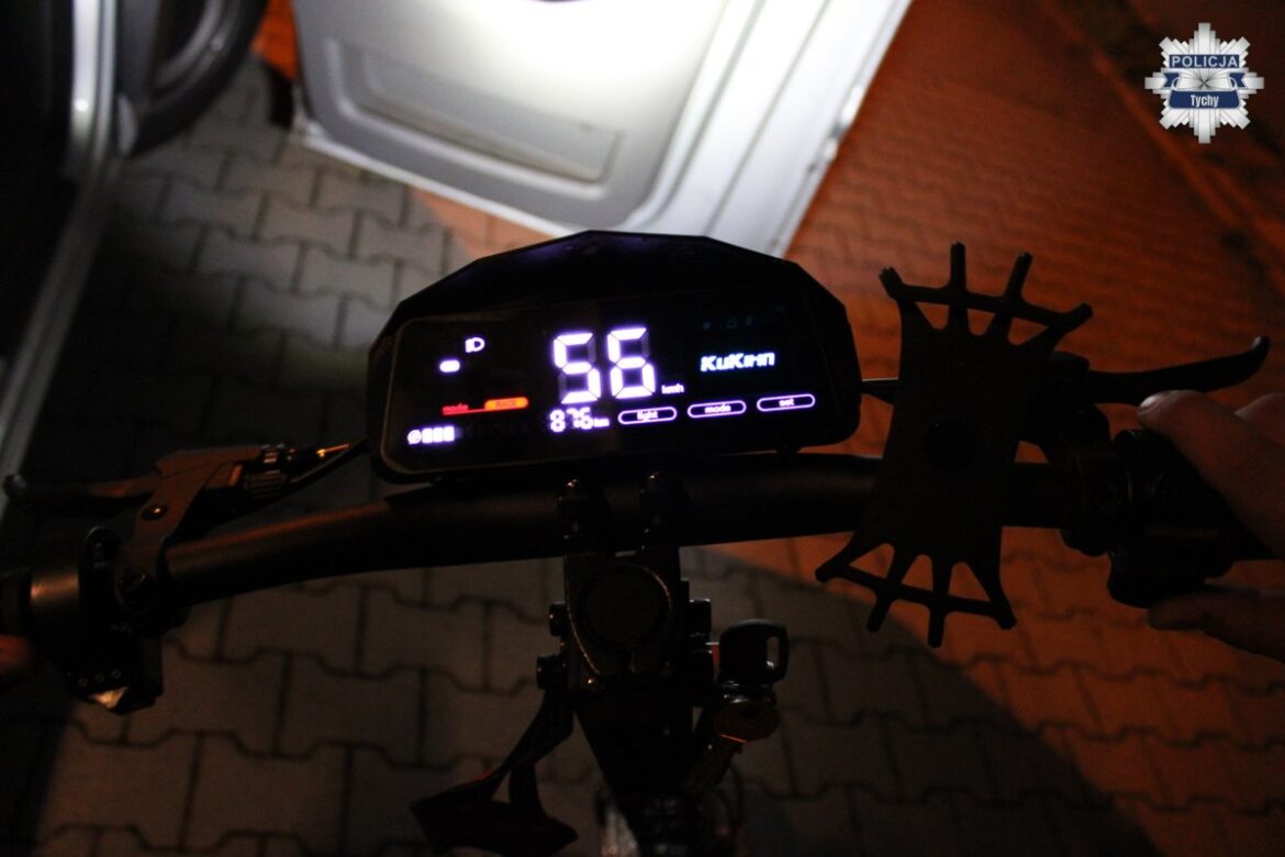 Policjanci z tyskiej drogówki zatrzymali nastolatka, który z prędkością przekraczającą 50 km/h uciekał na hulajnodze elektrycznej. 17-latek miał niecałe 0,5 promila alkoholu w organizmie. Poruszał się hulajnogą, która nie była dopuszczona do ruchu. To z uwagi na prędkość, którą może rozwinąć.