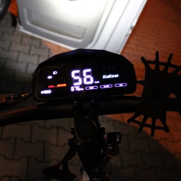 Policjanci z tyskiej drogówki zatrzymali nastolatka, który z prędkością przekraczającą 50 km/h uciekał na hulajnodze elektrycznej. 17-latek miał niecałe 0,5 promila alkoholu w organizmie. Poruszał się hulajnogą, która nie była dopuszczona do ruchu. To z uwagi na prędkość, którą może rozwinąć.