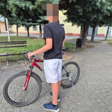 41-latka siłą zabrała rower 14-letniemu chłopcu. Uciekając zderzyła się z samochodem. Do zdarzenia doszło w Knurowie. Sprawczyni prawdopodobnie była pijana