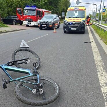 Wypadek na ulicy Obrzeżnej Zachodniej w Mysłowicach. 36-letnia kierująca fiatem, wyprzedzała autobus, który zatrzymał się, by przepuścić przejeżdżającego przez przejście rowerzystę. W efekcie kobieta potrąciła 19-latka kierującego jednośladem. Ranny został przetransportowany przez LPR do szpitala.