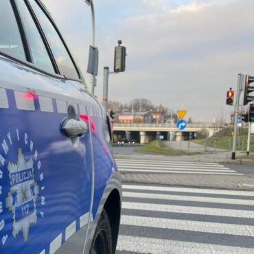 Policjanci zatrzymali w Katowicach mężczyznę, jadącego hulajnogą elektryczną. To dlatego, że  poruszał się w sposób budzący wątpliwości co do jego stanu. Badanie przeprowadzone przy użyciu testera narkotykowego wykazało, że jechał na hulajnodze pod wpływem środków odurzających. Od mężczyzny została pobrana krew do dalszych badań,