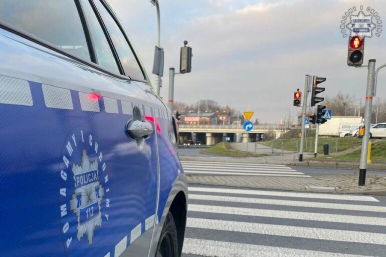 Policjanci zatrzymali w Katowicach mężczyznę, jadącego hulajnogą elektryczną. To dlatego, że  poruszał się w sposób budzący wątpliwości co do jego stanu. Badanie przeprowadzone przy użyciu testera narkotykowego wykazało, że jechał na hulajnodze pod wpływem środków odurzających. Od mężczyzny została pobrana krew do dalszych badań,