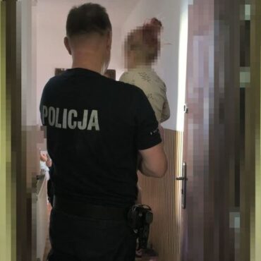 Policjanci zaopiekowali się 2-letnim dzieckiem, które samo wyszło z domu