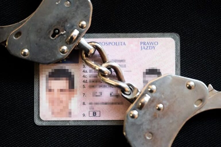 Śledczy z Mikołowa zakończyli postępowanie przeciwko 12 osobom, które chciały kupić nielegalne prawo jazdy. Większość z nich nigdy nie zdała egzaminu, inni stracili uprawnienia m.in. za jazdę po alkoholu.