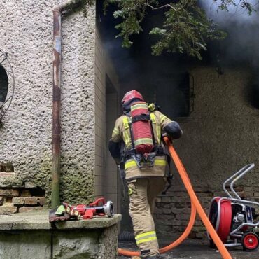 Wybuch i pożar w rybniku. Do zdarzenia doszło w domu jednorodzinnym przy ul. Okulickiego. 77-letnia kobieta, która doznała oparzeń rąk śmigłowcem LPR została przetransportowana do szpitala.