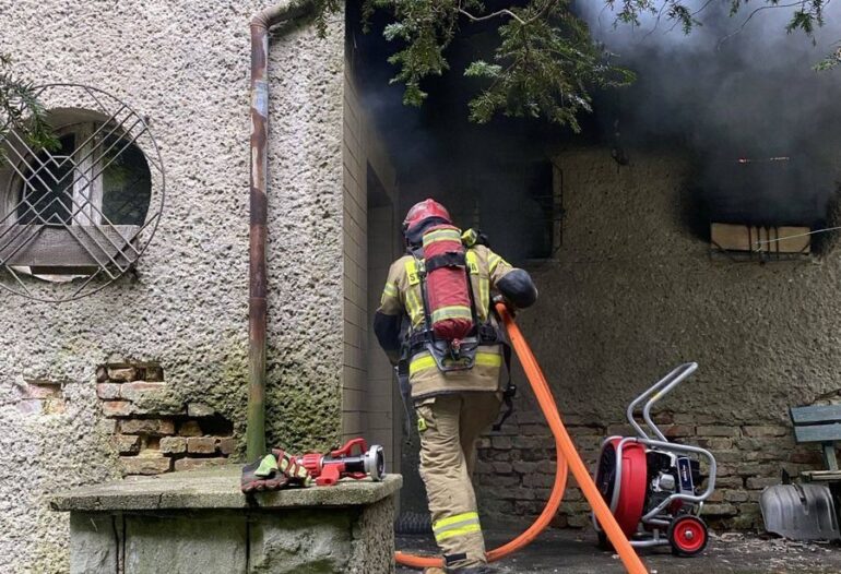 Wybuch i pożar w rybniku. Do zdarzenia doszło w domu jednorodzinnym przy ul. Okulickiego. 77-letnia kobieta, która doznała oparzeń rąk śmigłowcem LPR została przetransportowana do szpitala.