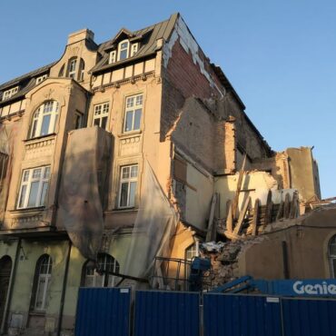Od 29 września do 2 października9poniedziałek-czwartek) - będą utrudnienia na ul. Hallera w Rybniku. To z powodu zamknięcia wlotu ulicy Hallera z ronda Topolczany.  Jest to niezbędne do rozbiórki budynku kamienicy, przy ul. Hallera 30.