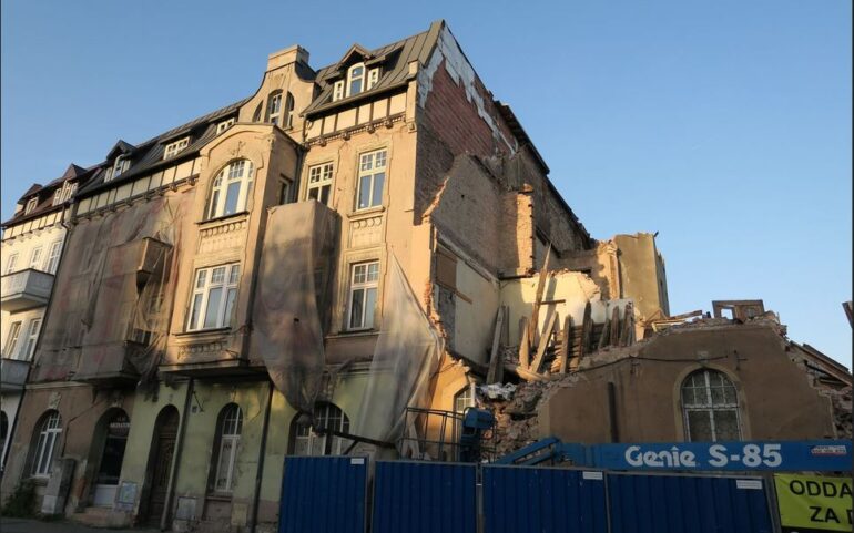 Od 29 września do 2 października9poniedziałek-czwartek) - będą utrudnienia na ul. Hallera w Rybniku. To z powodu zamknięcia wlotu ulicy Hallera z ronda Topolczany.  Jest to niezbędne do rozbiórki budynku kamienicy, przy ul. Hallera 30.
