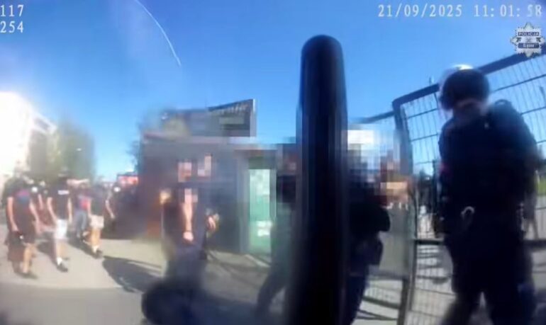 Ustawka pseudokibiców w Chwałowicach została udaremniona przez policjantów. Funkcjonariusze zabezpieczali mecz piłkarski GKS Pierwszy Chwałowice -Odra Wodzisław. Około 60 osób próbowało doprowadzić do konfrontacji. Dzięki szybkiej reakcji funkcjonariusze skutecznie zapobiegli eskalacji konfliktu i przywrócili porządek publiczny.