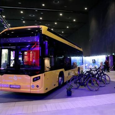 Nowe autobusy wodorowe GZM będą wozić pasażerów na 8 liniach obsługiwanych przez ZTM. Pierwszy pojazd można oglądać na Kongresie Nowej Mobilności, który rozpoczął się dzisiaj w Międzynarodowym Centrum Kongresowym. Pozostałe siedem pojazdów trafi do GZM do końca roku.