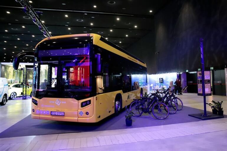 Nowe autobusy wodorowe GZM będą wozić pasażerów na 8 liniach obsługiwanych przez ZTM. Pierwszy pojazd można oglądać na Kongresie Nowej Mobilności, który rozpoczął się dzisiaj w Międzynarodowym Centrum Kongresowym. Pozostałe siedem pojazdów trafi do GZM do końca roku.