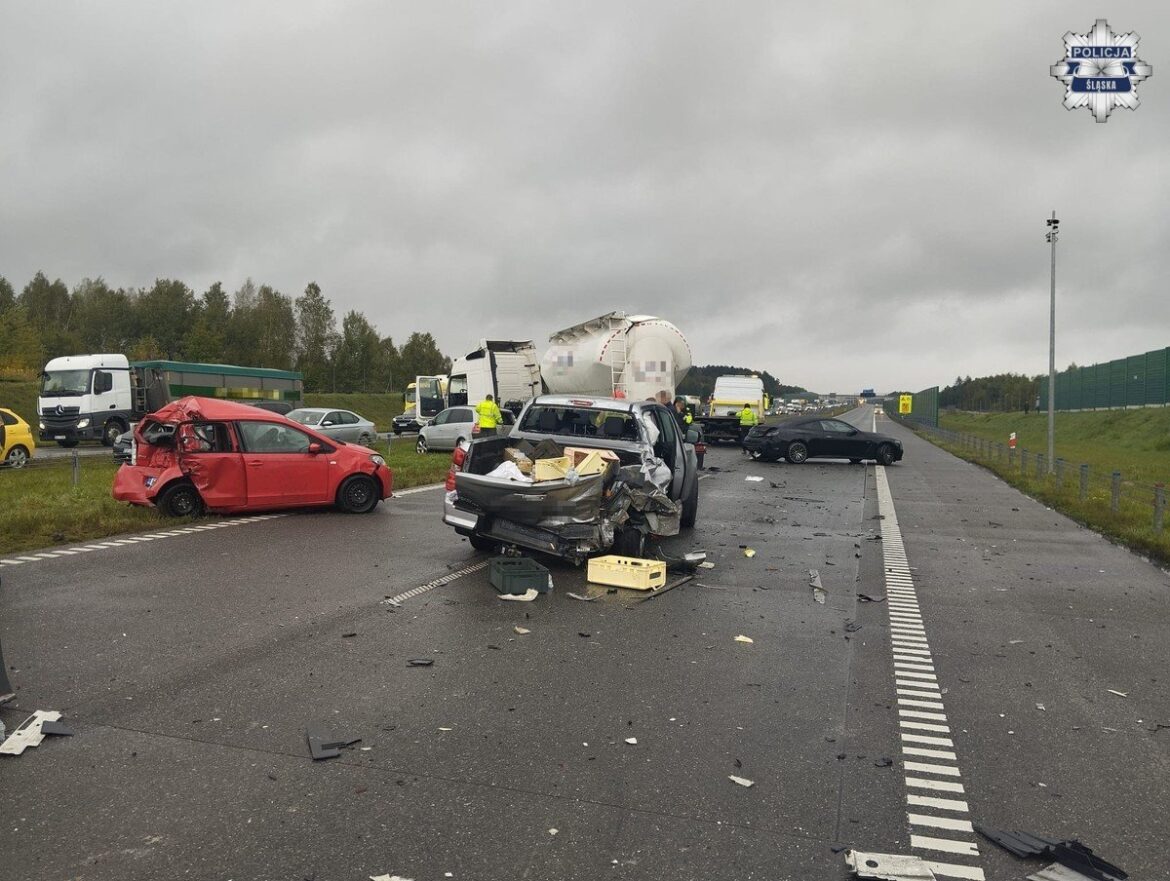 Jak informuje Policja Śląska - karambol na autostradzie A1 miał miejsce na wysokości miejscowości Wierzchowisko w powiecie częstochowskim. Fot. KWP Katowice