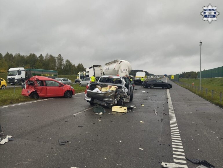 Jak informuje Policja Śląska - karambol na autostradzie A1 miał miejsce na wysokości miejscowości Wierzchowisko w powiecie częstochowskim. Fot. KWP Katowice