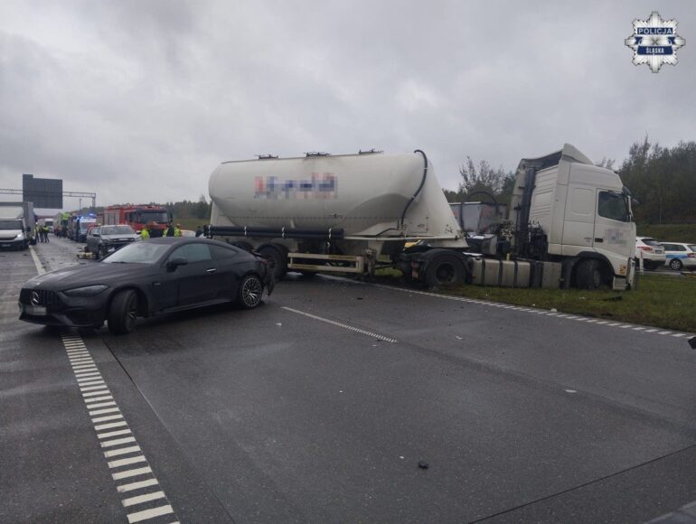Jak informuje Policja Śląska - karambol na autostradzie A1 miał miejsce na wysokości miejscowości Wierzchowisko w powiecie częstochowskim. Fot. KWP Katowice