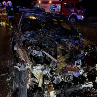 Pożar BMW w Łubiu obok Tarnowskich Górach. Kierowca sam próbował ratować auto. Fot. KPP Tarnowskie Góry