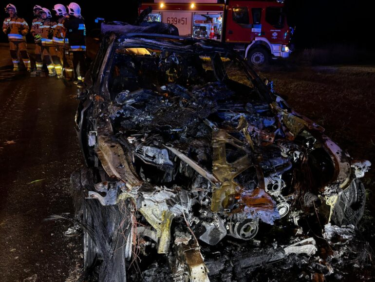 Pożar BMW w Łubiu obok Tarnowskich Górach. Kierowca sam próbował ratować auto. Fot. KPP Tarnowskie Góry