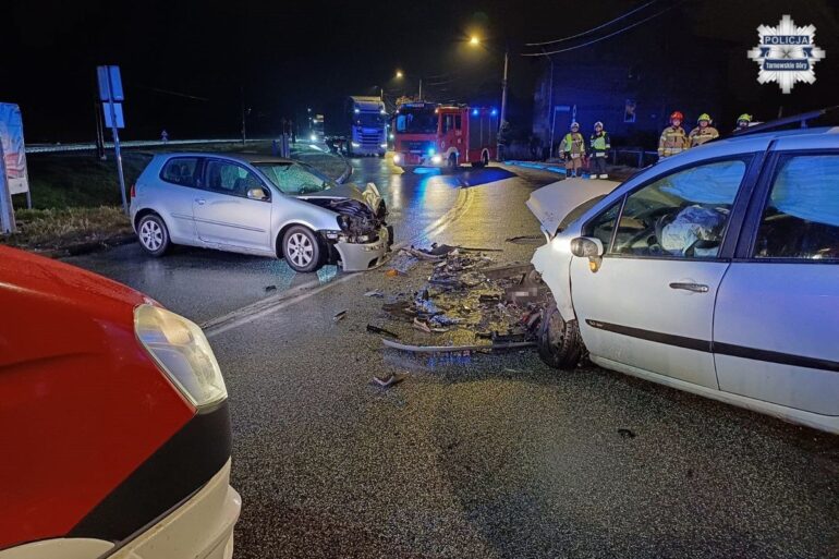 Wypadek na DK 11. Dwa samochody zderzyły się czołowo. Fot. KPP tarnowskie Góry
