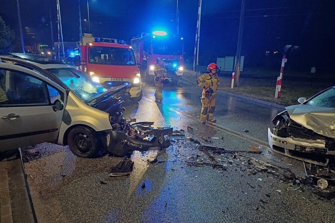 Wypadek na DK 11. Dwa samochody zderzyły się czołowo. Fot. KPP tarnowskie Góry