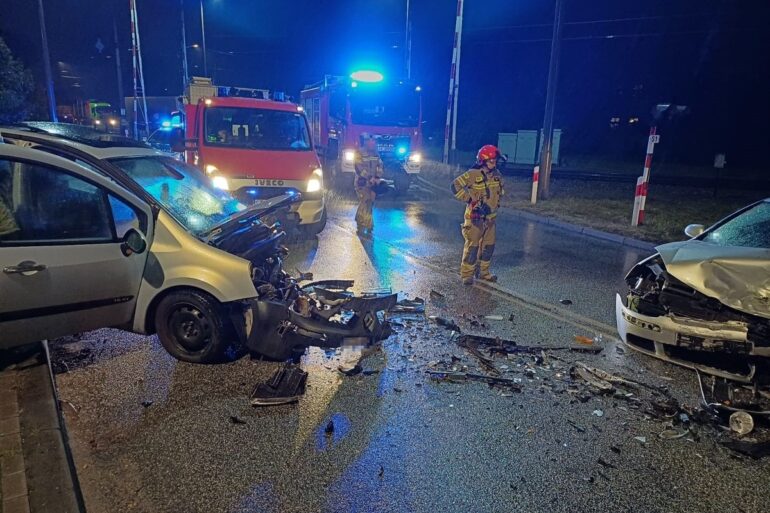 Wypadek na DK 11. Dwa samochody zderzyły się czołowo. Fot. KPP tarnowskie Góry