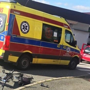 86-letni rowerzysta zginął w Cieszynie. Został potrącony przez samochód osobowy na jednym ze skrzyżowań. Jak ustalili policjanci, kierująca toyotą 65-latka nie zatrzymała się przed znakiem "Stop".