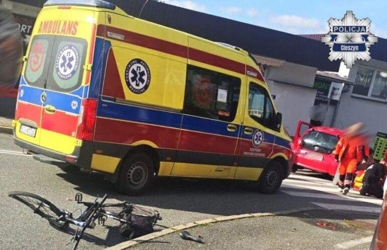 86-letni rowerzysta zginął w Cieszynie. Został potrącony przez samochód osobowy na jednym ze skrzyżowań. Jak ustalili policjanci, kierująca toyotą 65-latka nie zatrzymała się przed znakiem "Stop".
