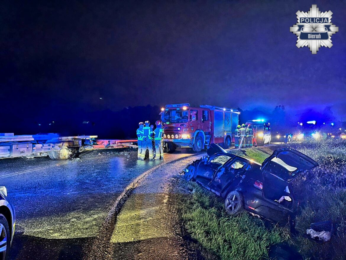 Wypadek na DK44 w Bieruniu spowodował, że droga jest zablokowana. W zderzeniu na ul. Warszawskiej ranne zostały dwie osoby. Nie wiadomo, jak długo potrwają utrudnienia.