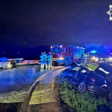 Wypadek na DK44 w Bieruniu spowodował, że droga jest zablokowana. W zderzeniu na ul. Warszawskiej ranne zostały dwie osoby. Nie wiadomo, jak długo potrwają utrudnienia.