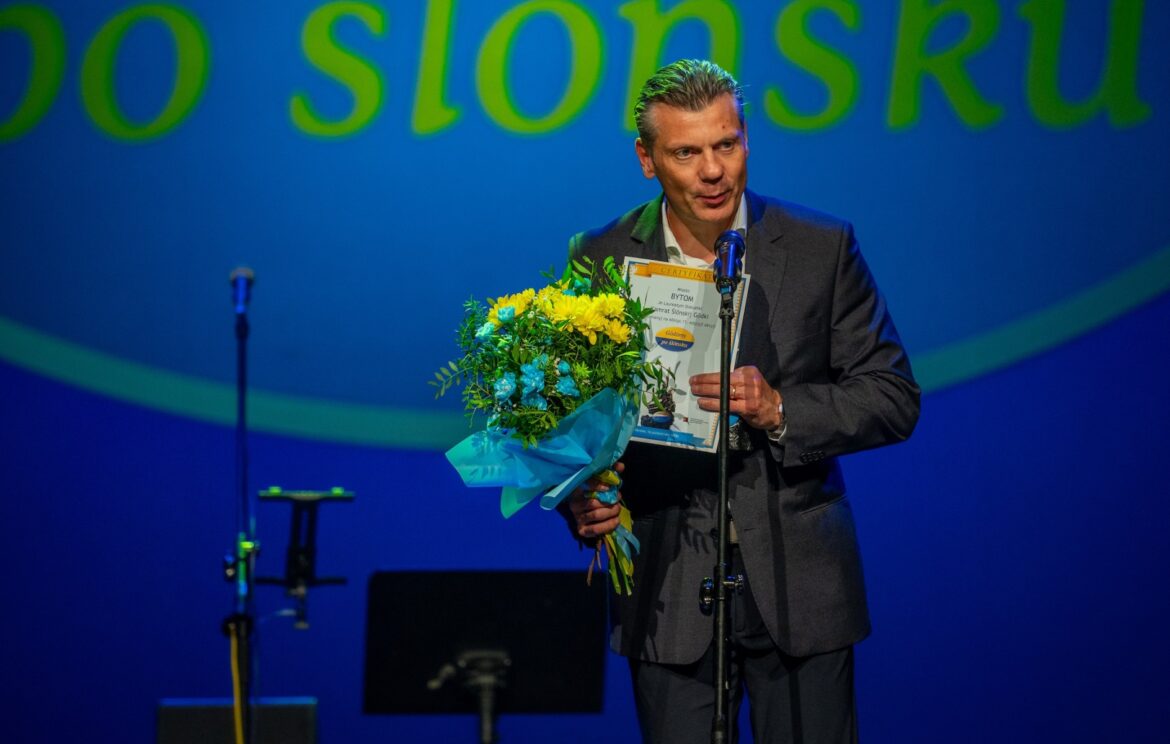Za nami gala „Gŏdōmy po ślōnsku” 2025. Do grona uhonorowanych tytułem „Kamrata Ślōnskij Gŏdki” dołączyło Miasto Bytom. Fot. UM Bytom