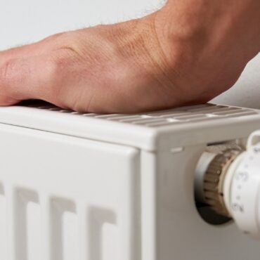 Problemy z ogrzewaniem w Łaziskach Górnych wynikały z niewystarczającej wydajności systemu ciepłowniczego. Zobacz, jak Elektrownia Łaziska zareagowała i co planuje Tauron, aby zapobiec przyszłym problemom.