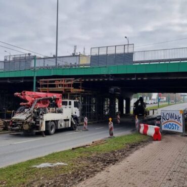 Od 21 października będą kolejne utrudnienia na DK1 w Tychach. Ok. 30 dni mają trwać prace remontowe na wiadukcie nad ulicami Piłsudskiego i Towarową. Nieprzejezdne będą pasy w kierunku Bielska-Białej. Ruch będzie skierowany ja jezdnię w stronę Katowic