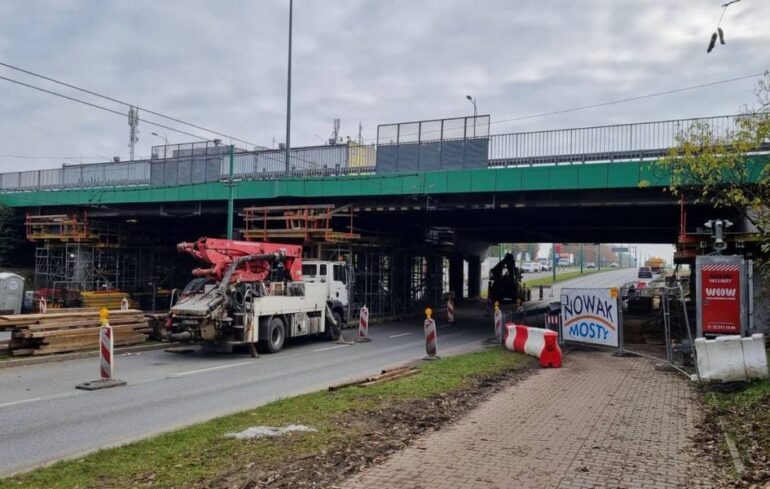 Od 21 października będą kolejne utrudnienia na DK1 w Tychach. Ok. 30 dni mają trwać prace remontowe na wiadukcie nad ulicami Piłsudskiego i Towarową. Nieprzejezdne będą pasy w kierunku Bielska-Białej. Ruch będzie skierowany ja jezdnię w stronę Katowic