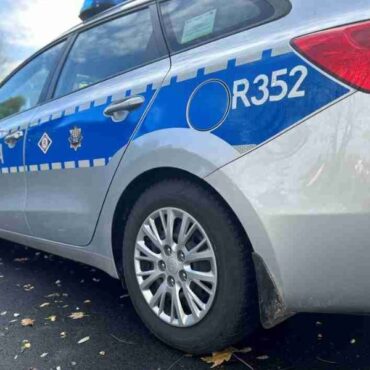 Kara za brak OC pojazdu i kierowanie autem bez prawa jazdy. Już to wystarczy, by kierowca miał duże problemy. Tymczasem zatrzymany w Żorach 27-latek był jeszcze na liście osób poszukiwanych.