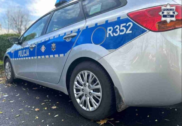 Kara za brak OC pojazdu i kierowanie autem bez prawa jazdy. Już to wystarczy, by kierowca miał duże problemy. Tymczasem zatrzymany w Żorach 27-latek był jeszcze na liście osób poszukiwanych.