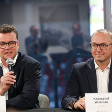 Trener tyskich hokeistów, Fin Pekka Tirkkonen, został selekcjonerem polskiej kadry narodowej hokeistów. Zastąpił Słowaka Roberta Kalabera, którego kontrakt wygasł w czerwcu. Fiński szkoleniowiec pracuje od października 2023 roku w GKS Tychy, z którym w minionym sezonie wywalczył mistrzostwo i Puchar Polski.