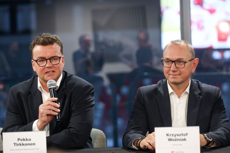 Trener tyskich hokeistów, Fin Pekka Tirkkonen, został selekcjonerem polskiej kadry narodowej hokeistów. Zastąpił Słowaka Roberta Kalabera, którego kontrakt wygasł w czerwcu. Fiński szkoleniowiec pracuje od października 2023 roku w GKS Tychy, z którym w minionym sezonie wywalczył mistrzostwo i Puchar Polski.