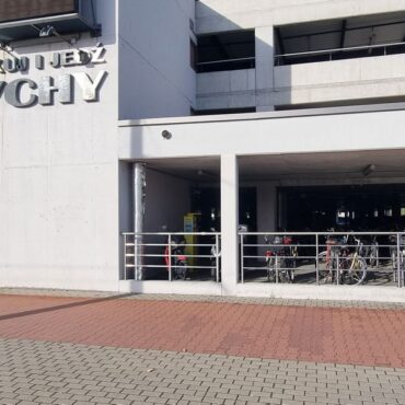 Brakuje miejsc na parkingu w Tychach. Problem dotyczy wielopoziomowego obiektu przy dworcu kolejowym. Kłopot z pozostawieniem tam pojazdu mają jednak nie właściciela aut, tylko rowerzyści.