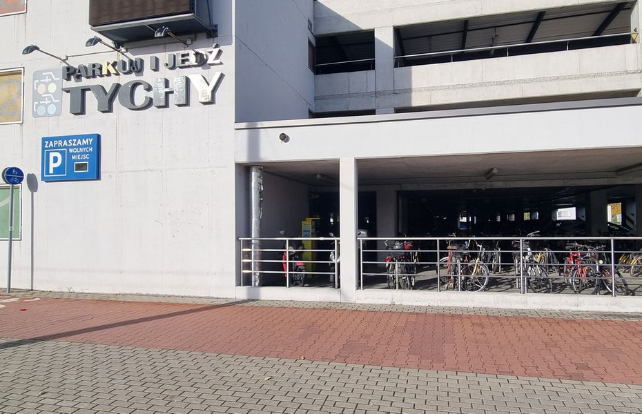 Brakuje miejsc na parkingu w Tychach. Problem dotyczy wielopoziomowego obiektu przy dworcu kolejowym. Kłopot z pozostawieniem tam pojazdu mają jednak nie właściciela aut, tylko rowerzyści.