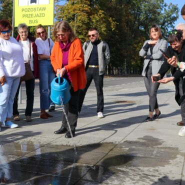 Festiwal Deszczowa Poezja 2025 ponownie zamieni Pszczynę i Goczałkowice w przestrzeń spotkań z poezją. W programie: spotkania z poetami, koncerty i deszczowanie wierszy na chodnikach.