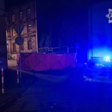 Do tragicznego wypadku doszło w niedzielę w Rudzie Śląskiej. Na ul. Sieronia kierowca busa cofając potrącił pieszego. 65-latek zginął na miejscu.